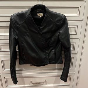 Leather jacket with side pockets and one internal pocket. Fit just perfectly!